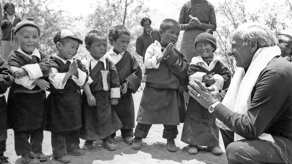 89921_KD_Bremen_Ueber uns_hermann-gmeiner-mit-tibetischen-fluechtlingskindern-in-dharamsala-Foto-Alexander-Gabriel.jpg