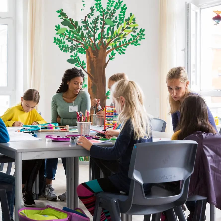 Eine Gruppe Kinder beim Malen 53854_SOS-KD-Wilhelmshaven_Modell-Shooting_SebastianPfütze_Okt20_Hausaufgaben-9494.jpg