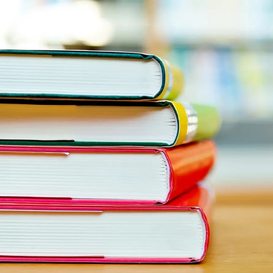 Stapel Bücher auf einem Tisch