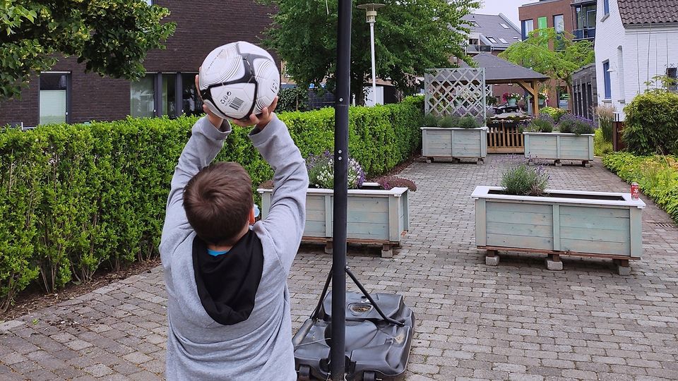 67587_Hoch_Beim Sommerferienprogramm steht auch ein Basketballturniert auf dem Plan_C_SOS-Kinderdorf Niederrhein_Mathis Spicker.jpg
