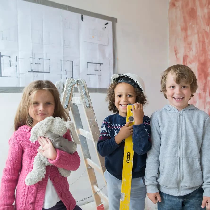 Drei Kinder helfen bei der Renovierung