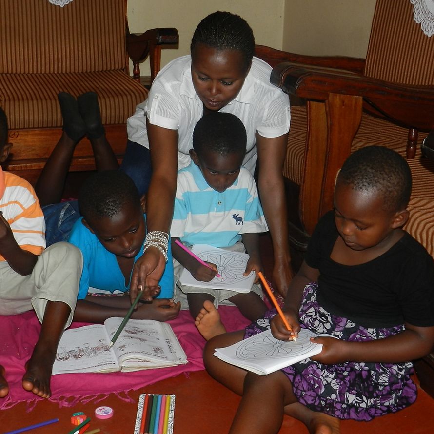 32179_Burundi_cv_bujumbura_SOS_Archives_children_with_homework_106115_.jpg