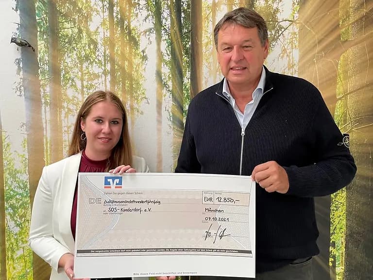 Scheckübergabe Unternehmensspender Deutsches Ehrenamt e.V. an SOS-Kinderdorf