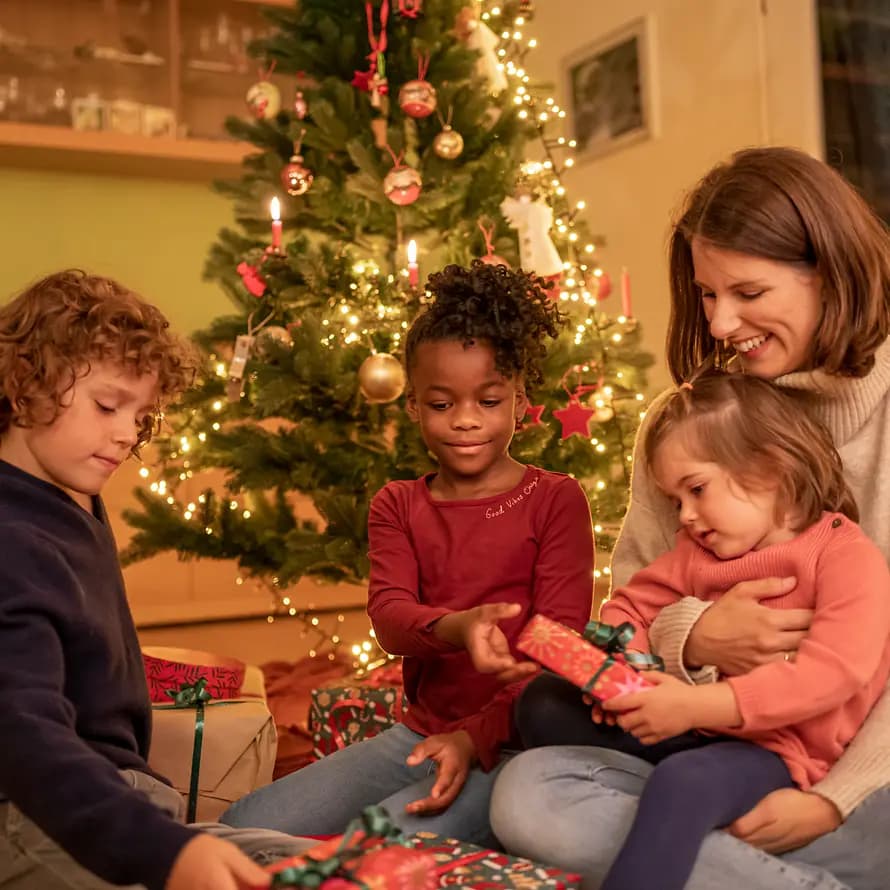 Familientipps: Geschenkewahn zu Weihnachten Geschenke zu Weihnachten SOS-Kinderdorf gibt Tipps