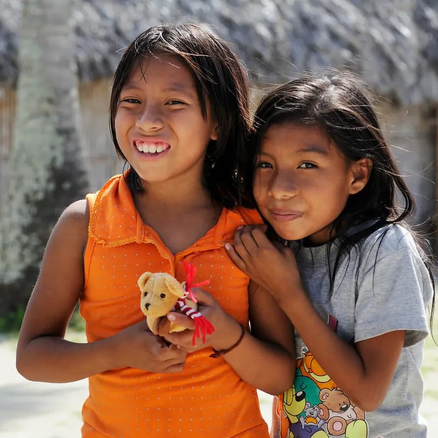 SOS-Kinderdorfkinder in Panama Zwei Mädchen lächeln in die Kamera