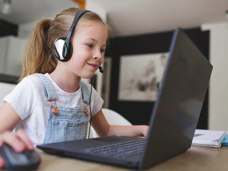 Mädchen spielt am PC
