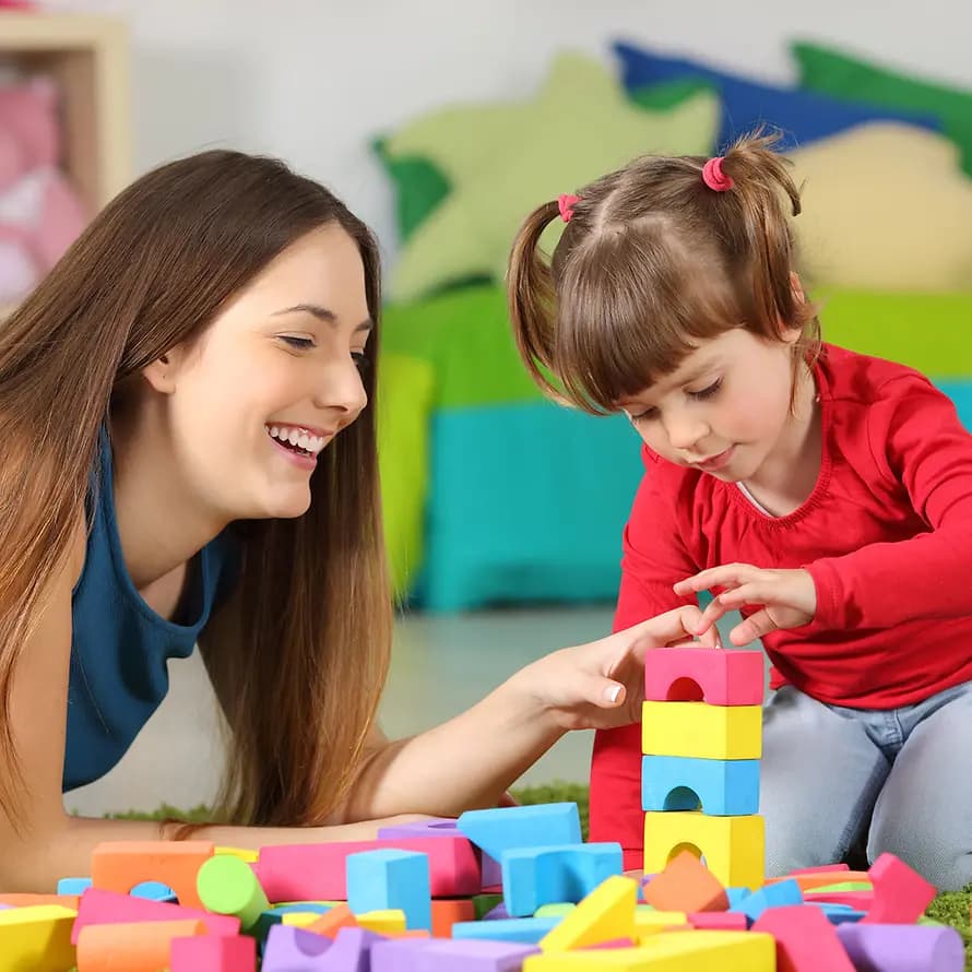 Junge Frau spielt mit Kind Junge Frau spielt mit kleinem Kind