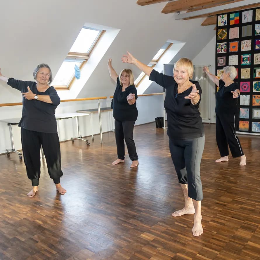 71078_MüZe_Salzgitter_MariaGöhmann_mit_viel_Spass_bei_der_Sache.jpg Maria Göhmann gibt Gymnastikurse im SOS-Mütterzentrum Salzgitter