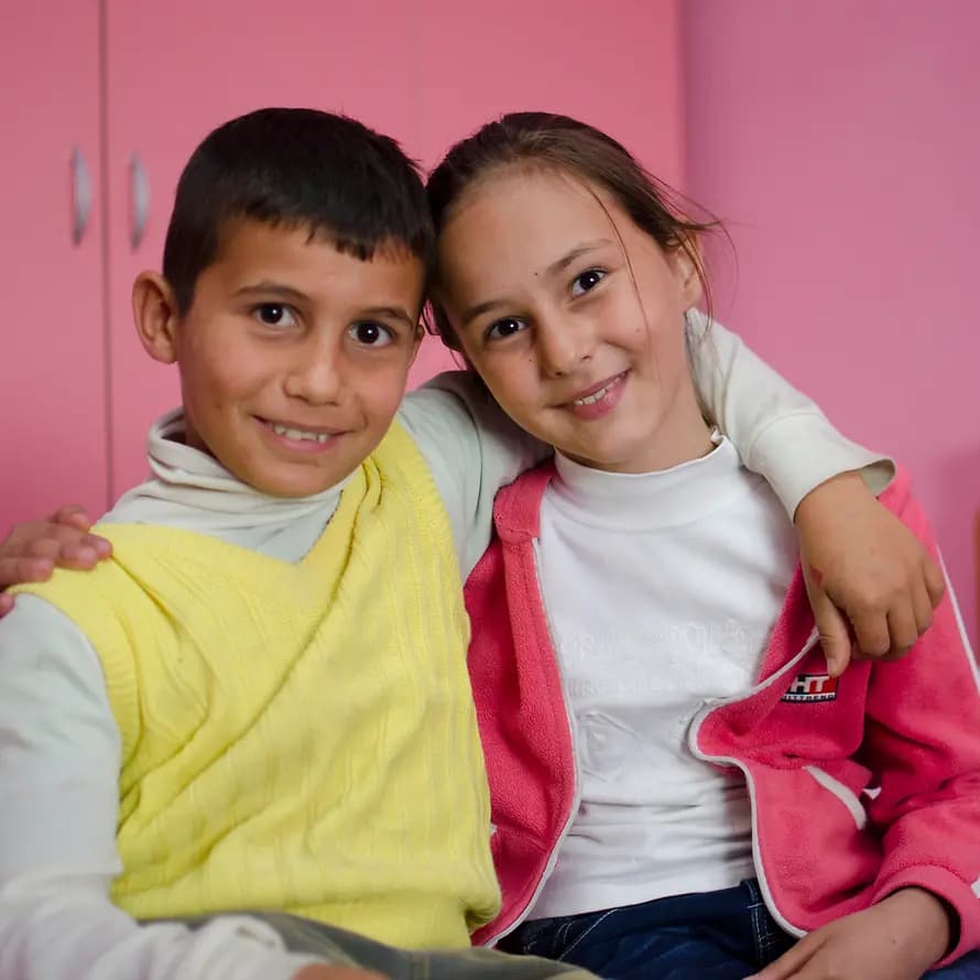Kinder im SOS-Familienstärkungsprogramm in Albanien SOS-Kinderdorf Albanien hilft gefährdeten Kindern und Jugendlichen