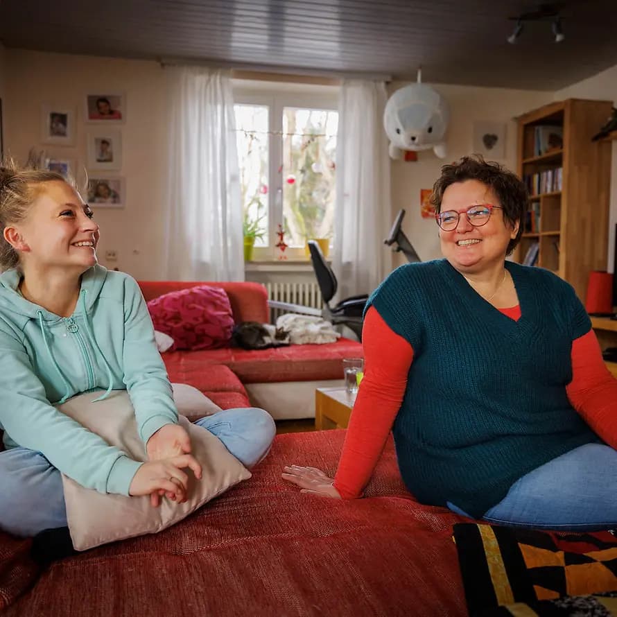 KD_Wuerttemberg_Marina_und_Carolin.jpg Marina zu Besuch bei ihrer ehemaligen SOS-Kinderdorfmutter Carolin.