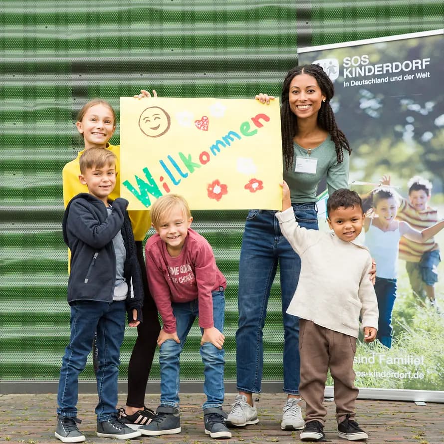 53694_SOS-KD-Wilhelmshaven_Modell-Shooting_SebastianPfütze_Okt20_draussen-9376.jpg Herzlich Willkommen bei SOS-Kinderdorf