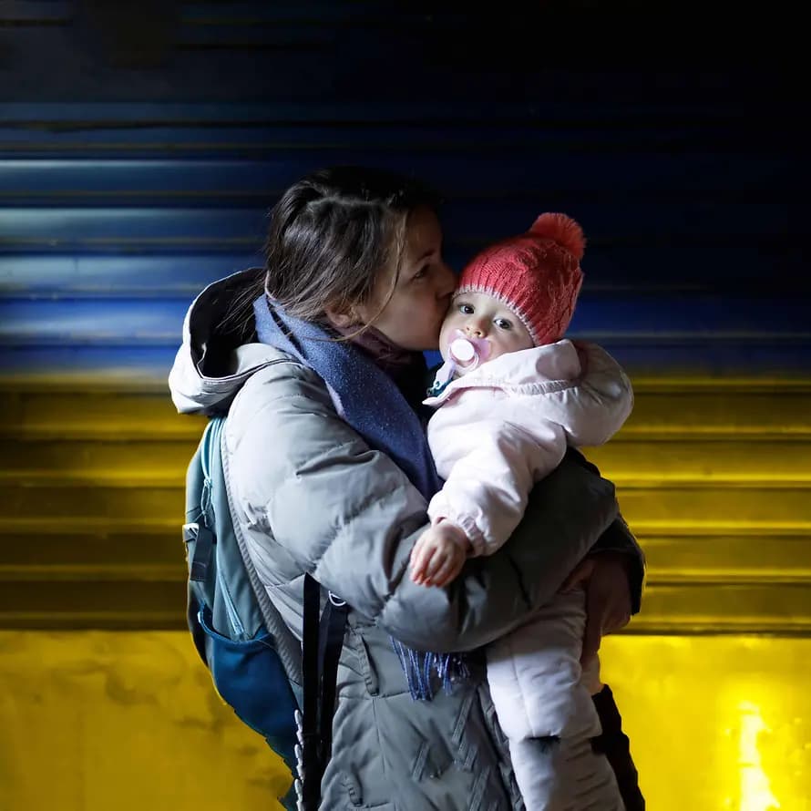 Frau mit Kleinkind auf der Fluchts aus der Ukraine