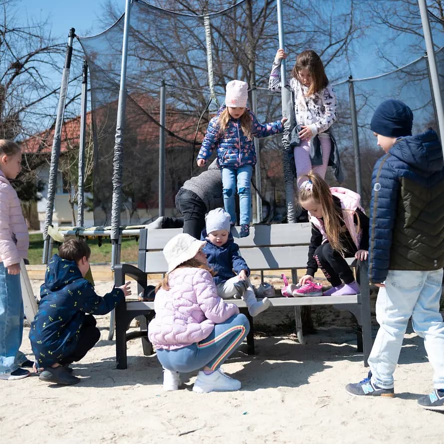 Vier Frauen flüchten mit ihren Kindern in ein SOS-Kinderdorf in Rumänien 72583_Romania_Bucharest_UAChildrenAtPlayground_220326_KaterinaIlievska_0206.JPG