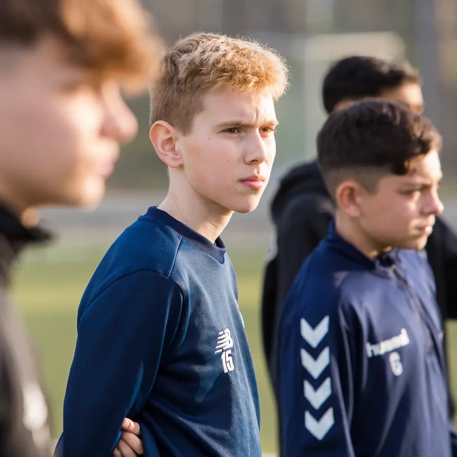 72845_SOS-KD-Berlin_Ukraine-Hilfe_12042022_SebastianPfuetze_2470.jpg Nikita blickt ernst beim Fußballtraining