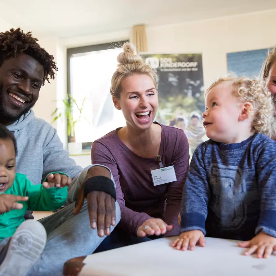 Familien stärken SOS-Mitarbeiterin mit Familien