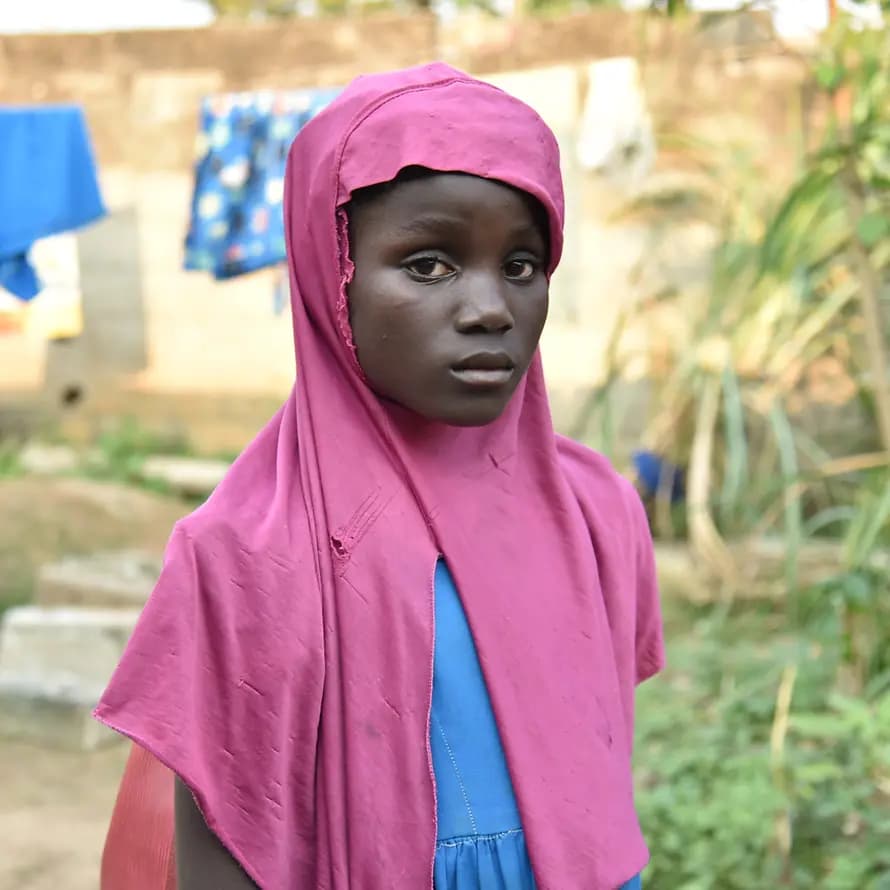 48165_SOS-KD_Kamerun_FSP-Mutter-Assanatou+Toechter_11.12.2019_JeanPierreKepseu_DSC_8942.jpg Mädchen in Kamerun mit ernstem Blick