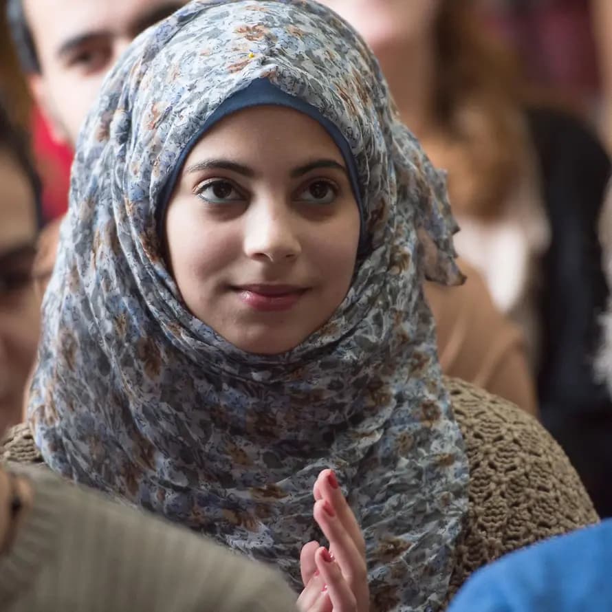 Integration_-junge_Frau_Kopftuch