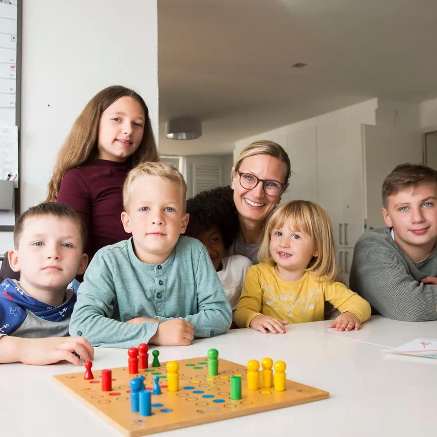 Ersetzt durch MDB 53183 April 2021 SOS-Kinderdorffamilie beim Spielen