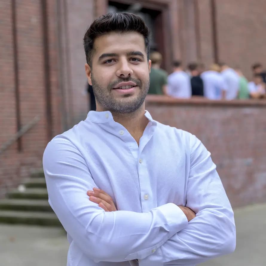 Ramin Ramin posiert in Hemd für Fotograf.