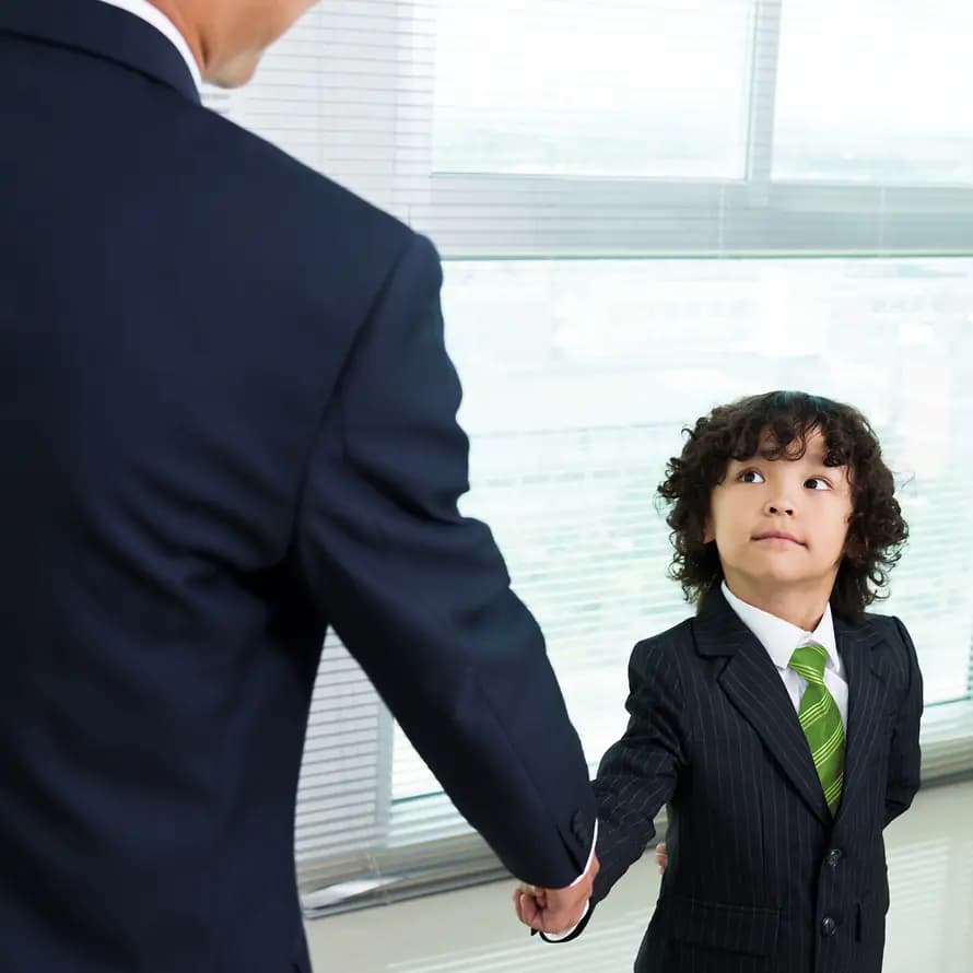 Gemeinsam stark – wir sagen Danke an unsere Unternehmensspender! Junge schüttelt Mann die Hand