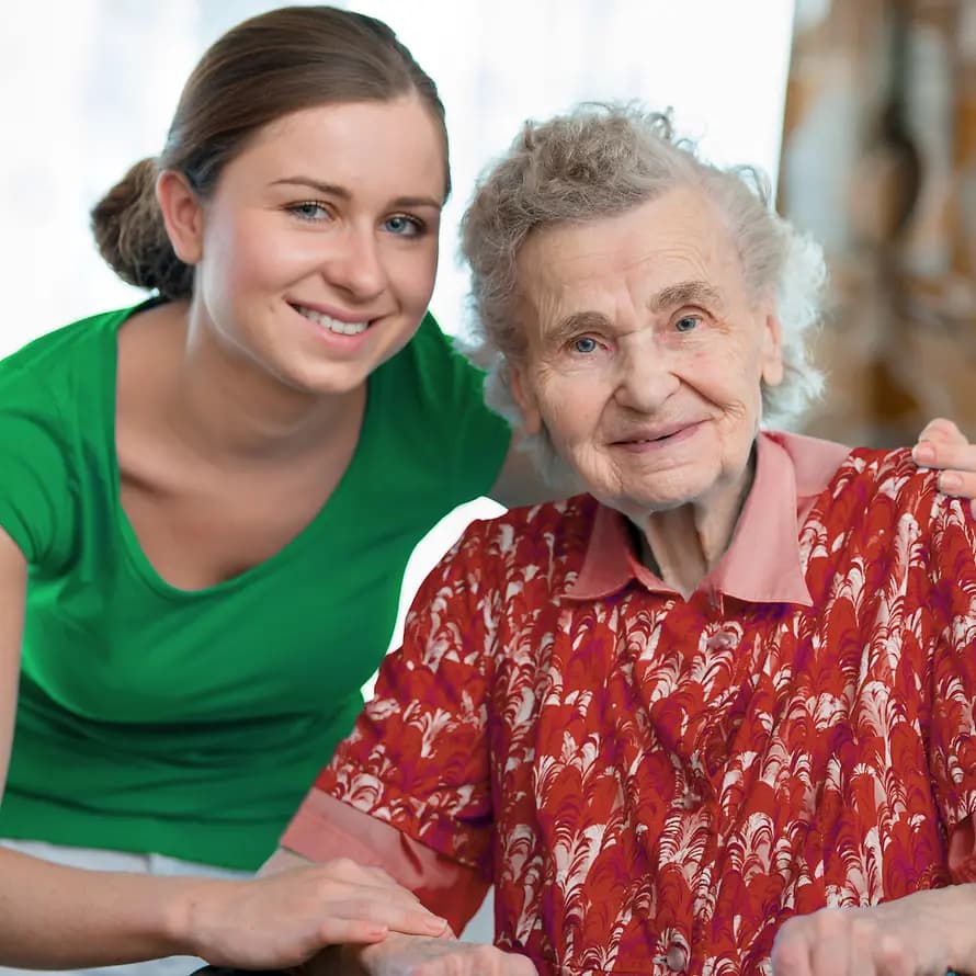 Seniorin mit ihrer Betreuerin zu Hause