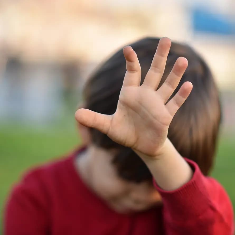 41716_iStock-912714066.jpg Junge mit erhobener Hand