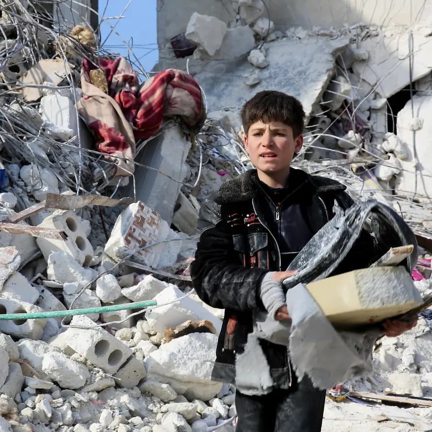 Erdbeben in Syrien und der Türkei Kind vor eingestürztem Haus nach Erdbeben