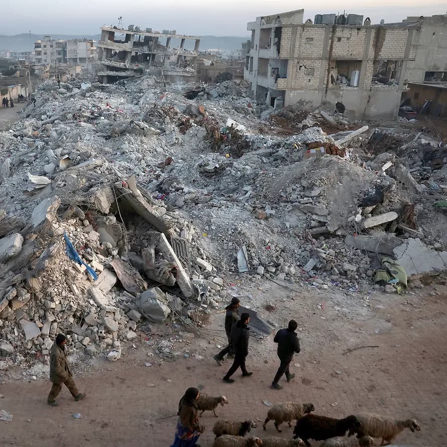 Erdbeben in Syrien und der Türkei Personen im zerstörten Erdbebengebiet in Syrien