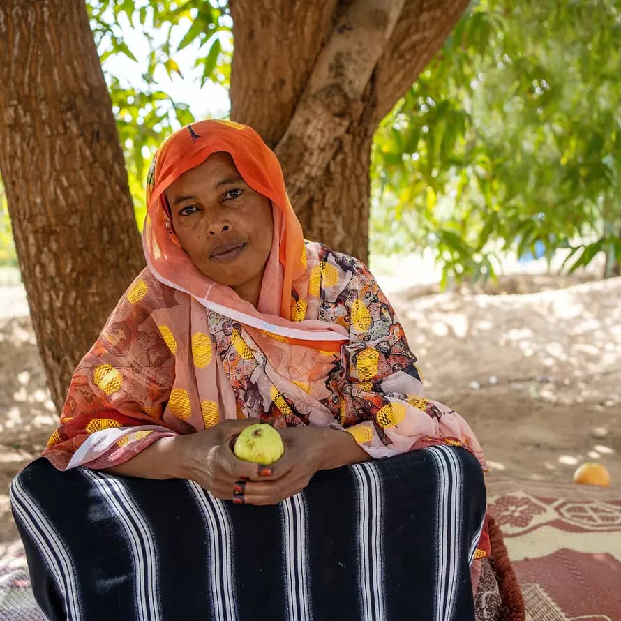 86671_SOS-KDI_Somaliland_EP_Hargeisa_FarhiyaStory_LydiaMantler_00262.jpg Farhiya sitzt im Schatten unter ihren Bäumen