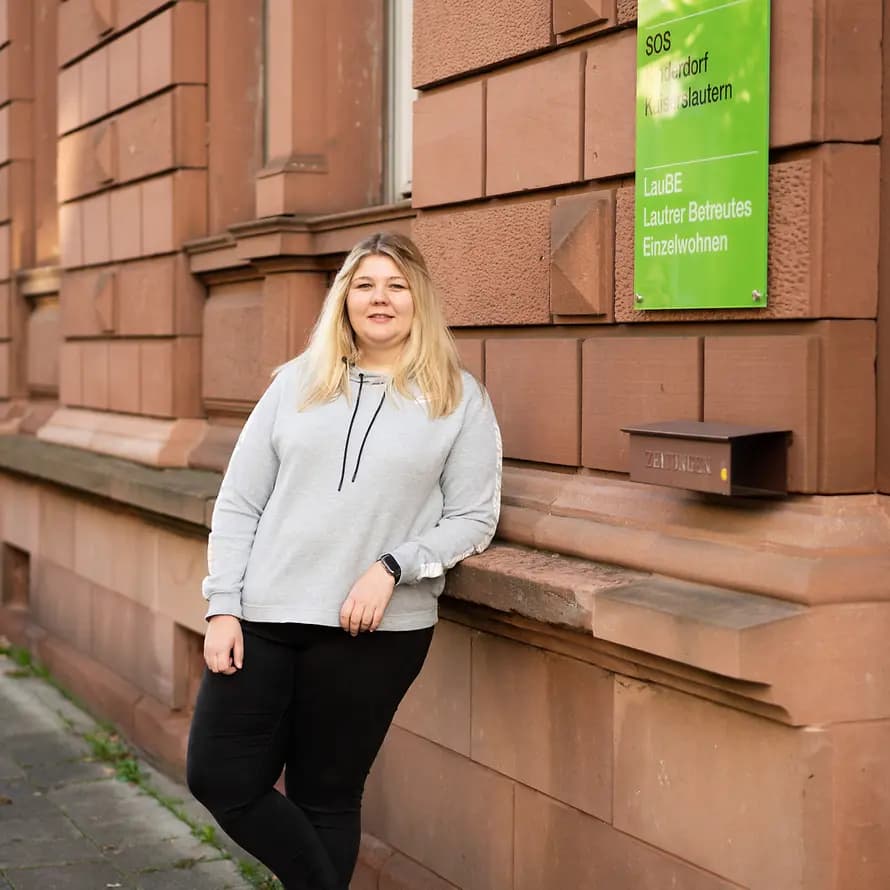 Leonie vor der LauBE Leonie steht vor dem Eingang der "LauBE", einem Wohnprojekt des SOS-Kinderdorf Kaiserslautern
