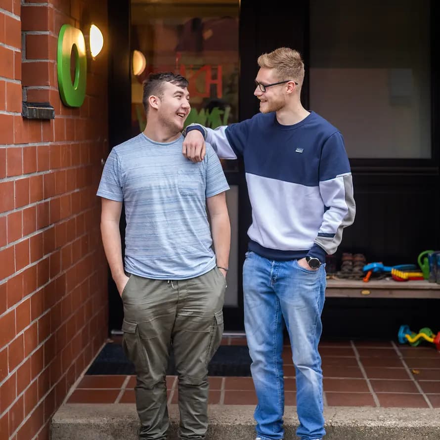 Geschwister im Herzen Christoph und Steffen lachen sich an