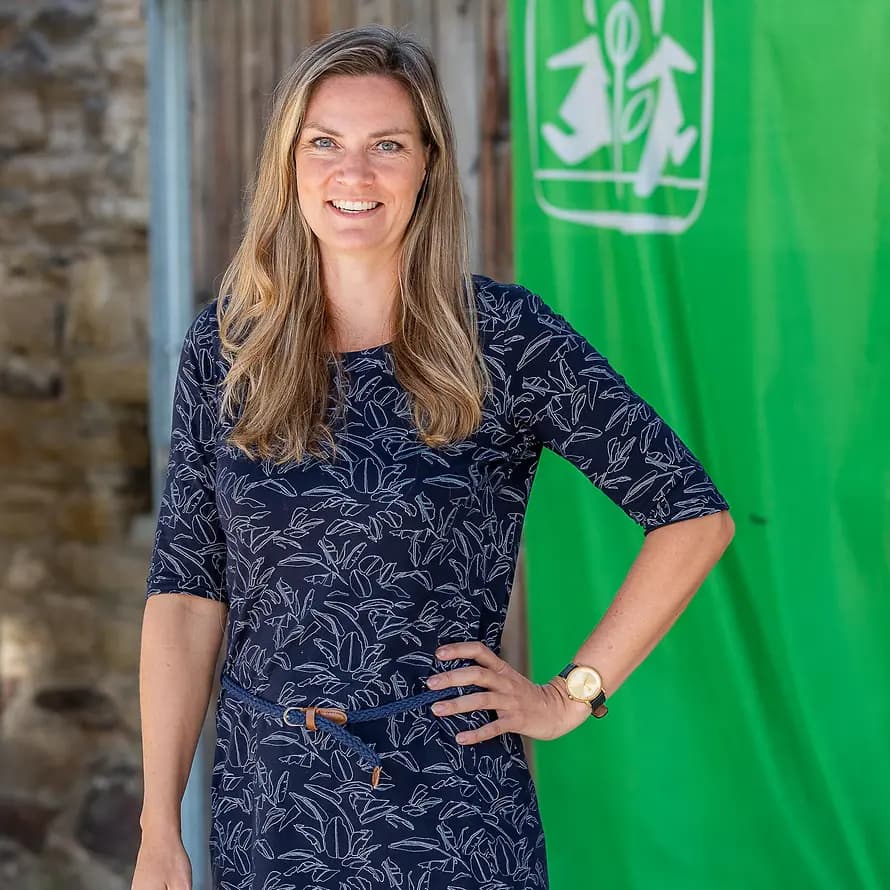 Julia Scharf Julia Scharf vor SOS-Kinderdorf-Fahnen