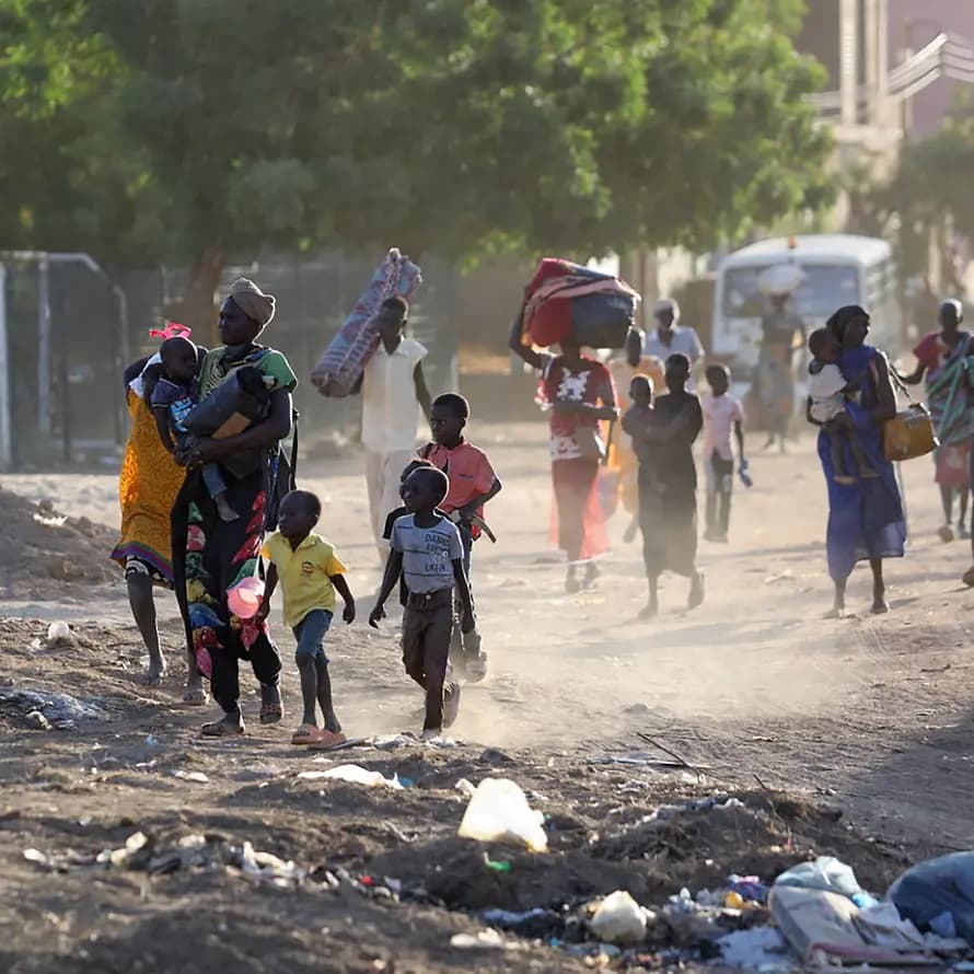 Kämpfe im Sudan Menschen im Sudan auf der Straße fliehen vor den Kämpfen