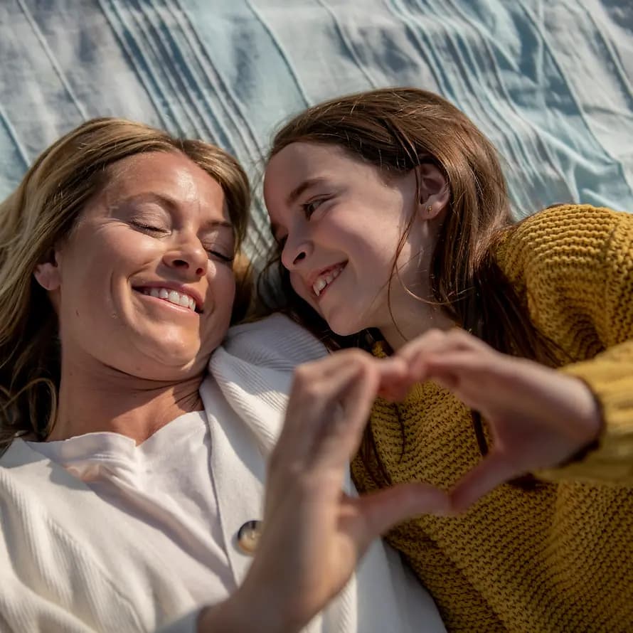 72469_SOS-KD_Model-Shoot_Muttertag_12032022_JonasNefzger_1851.jpg Mutter und Tochter formen gemeinsam ein Herz mit den Händen