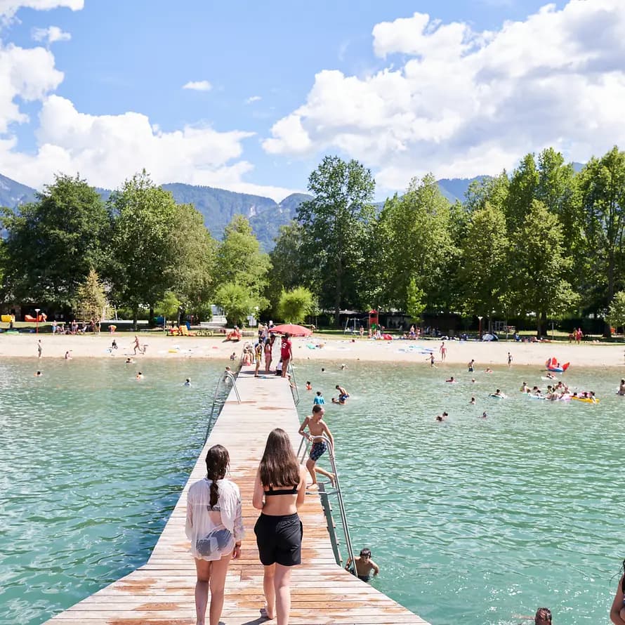 Caldonazzo See Steg am Caldonazzosee mit vielen badenden Kindern