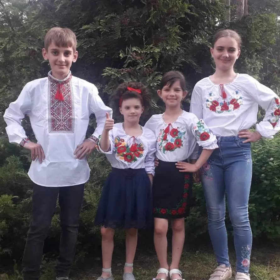 Valentynas Pflegekinder im SOS-Kinderdorf Browary Vier Kinder in ukrainischen Trachtenhemden lächeln