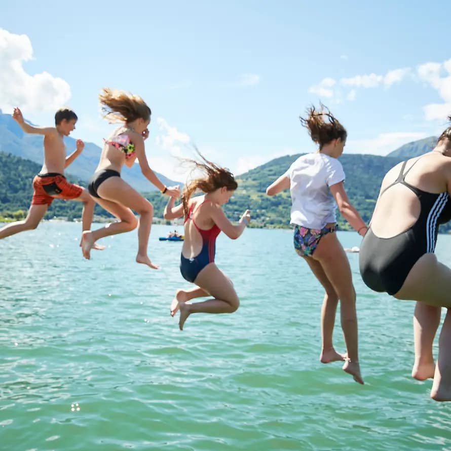 Caldonazzo: am See Jugendliche springen von einem Steg in den See