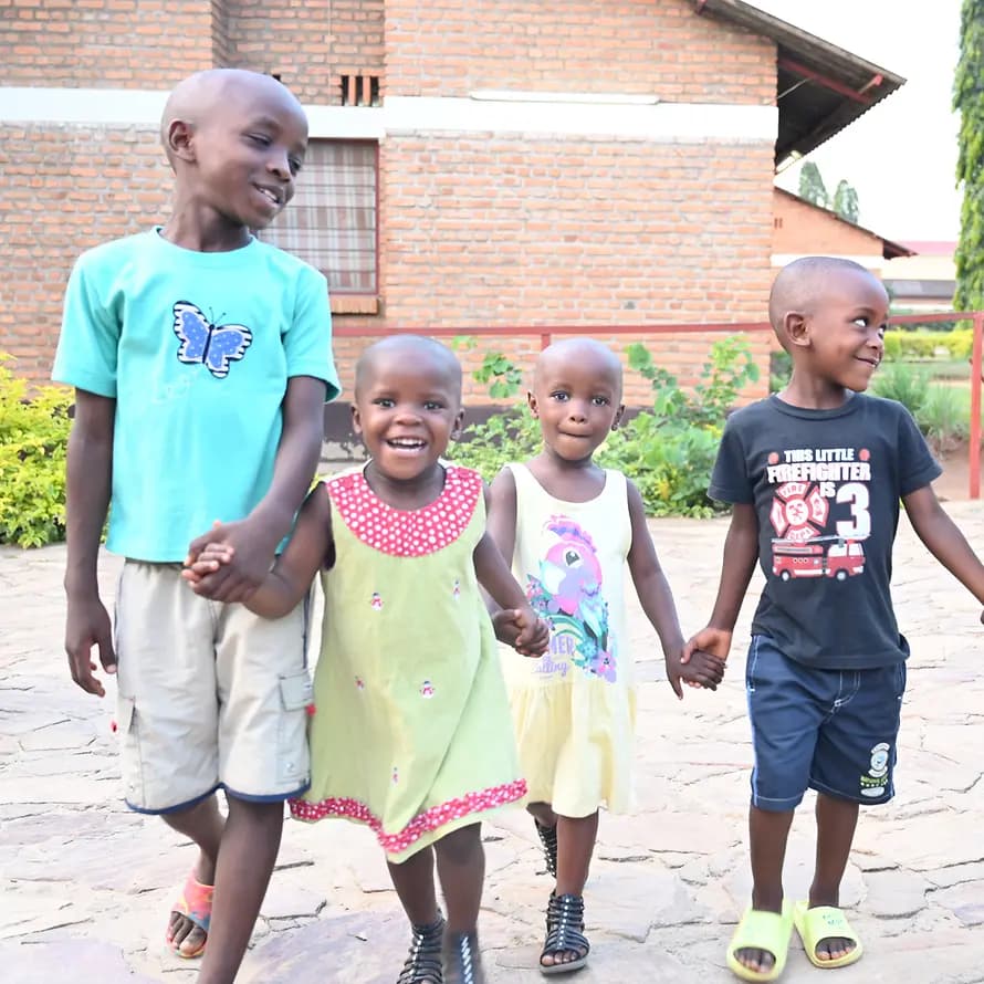 Kinder aus dem SOS-Kinderdorf Bujumbura Kinder aus dem SOS-Kinderdorf Bujumbura halten sich lächelnd an den Händen