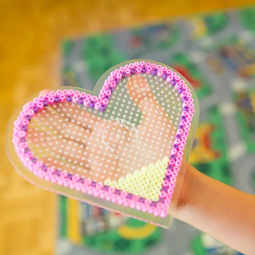 Ein Herz aus Bügelperlen - gebastelt von SOS-Kinderdorfkindern Ein Herz aus Bügelperlen - gebastelt von SOS-Kinderdorfkindern