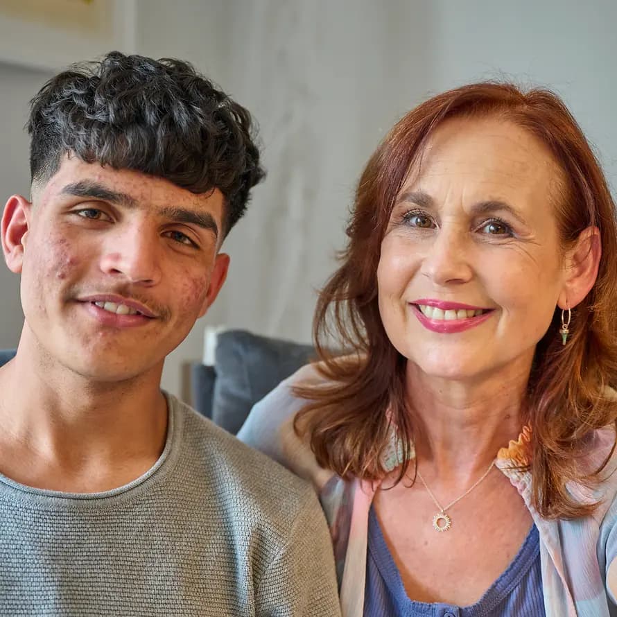 Hamid und seine Gastmutter Jugendlicher mit älterer Frau