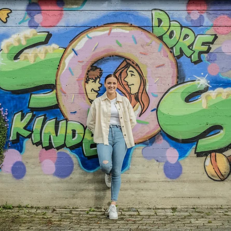88747_SOS-KD_Niederrhein_CareLeaver_T4B3294_HR_look.jpg Jugendliche vor buntem Graffiti-Schriftzug
