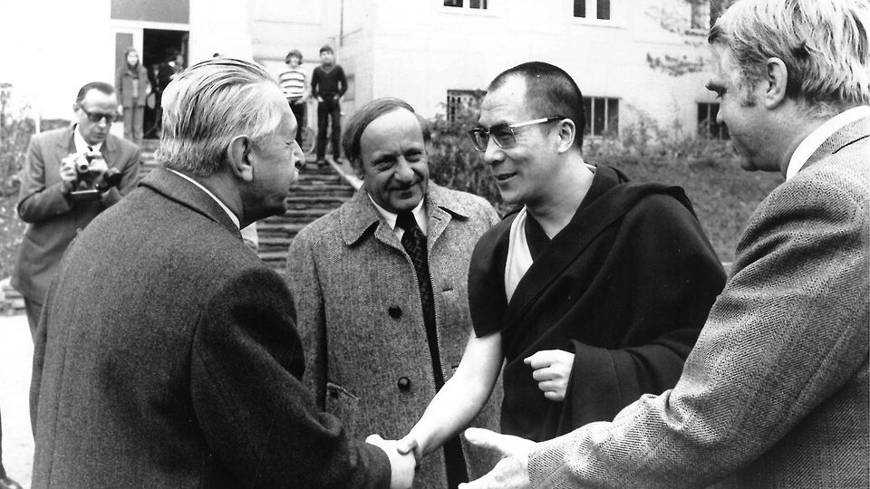 89923_KD_Bremen_Ueber uns_Hermann Gmeiner begrüßt den Dalai Lama im SOS-Kinderdorf Hinterbrühl bei Wien_1973.jpg