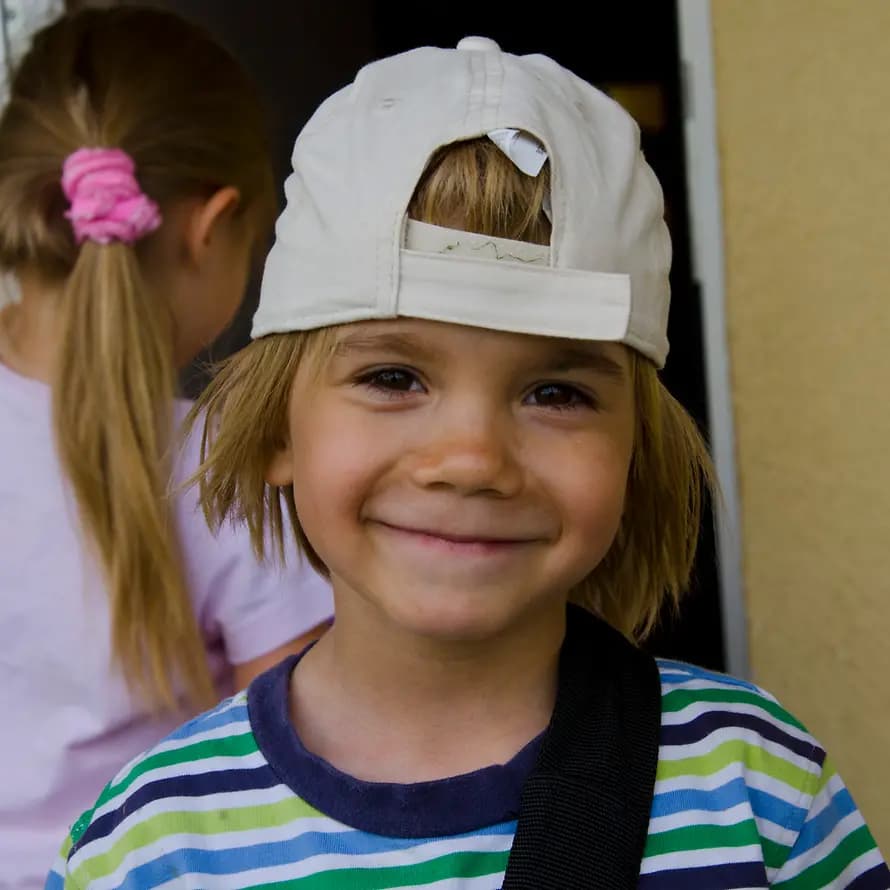 SOS-Kinderdorf unterstützt benachteiligte Kinder und Jugendliche in Lettland Fröhlicher Junge aus dem SOS-Kinderdorf Valmiera in Lettland