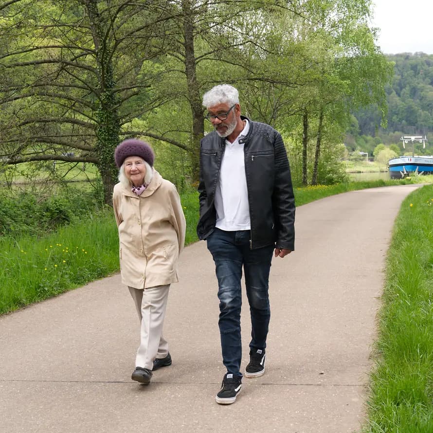 Richie und seine Kinderdorfmutter Irene sind auch nach Jahren miteinander verbunden.