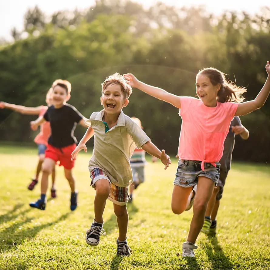 95793_SOS-KD_iStock_StockPlanets_979496968.jpg Kinder rennen lachend über Wiese