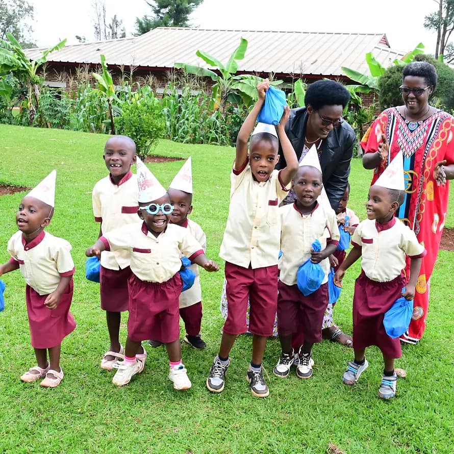 96537_SOS-Kinderdorf Burundi_Muyinga_Weihnachten (1).JPG Kinder des SOS-Kinderdorfs in Burundi an Weihnachten im Garten
