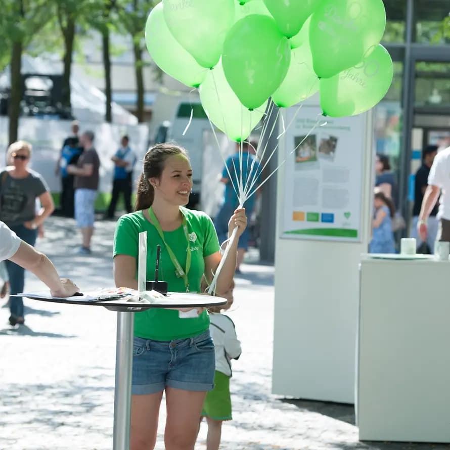 SOS-Mitarbeiterin mit grünen Luftballons 14925_180.jpg
