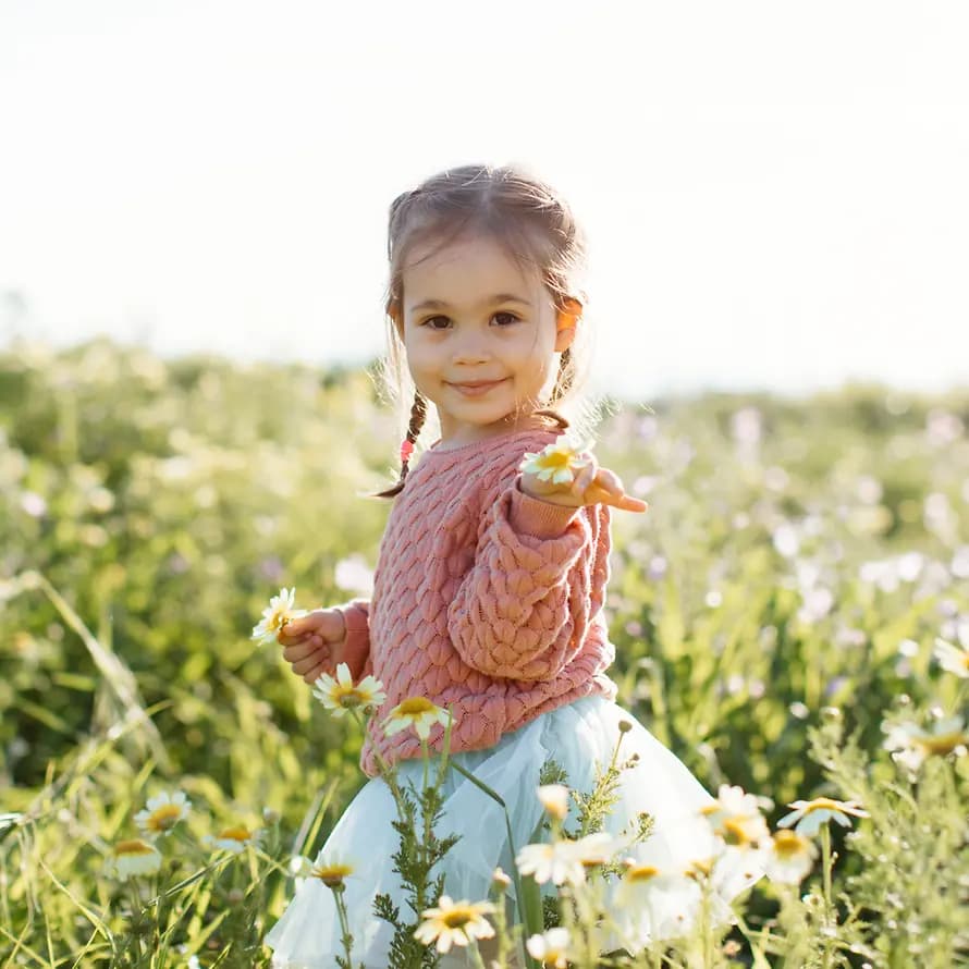 96624_SOS-KD_iStock_ozgurcankaya_1316130357.jpg Mädchen lächelnd auf Blumenwiese