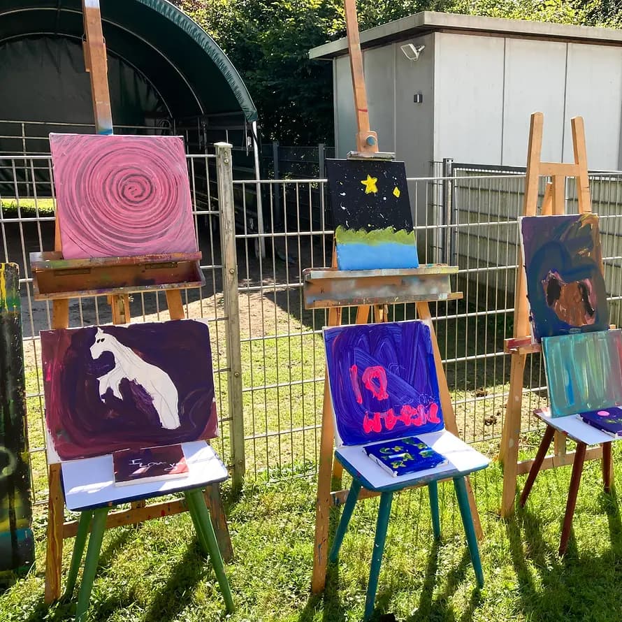 Mit Abstand betrachten Kunsttherapie