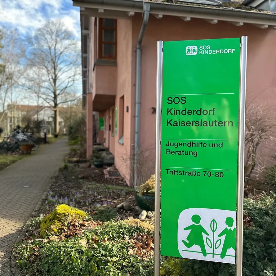 Jugendhaus_Schild_SOS-Kinderdorf-Kaiserslautern.jpg Jugendhaus_Schild_SOS-Kinderdorf-Kaiserslautern.jpg